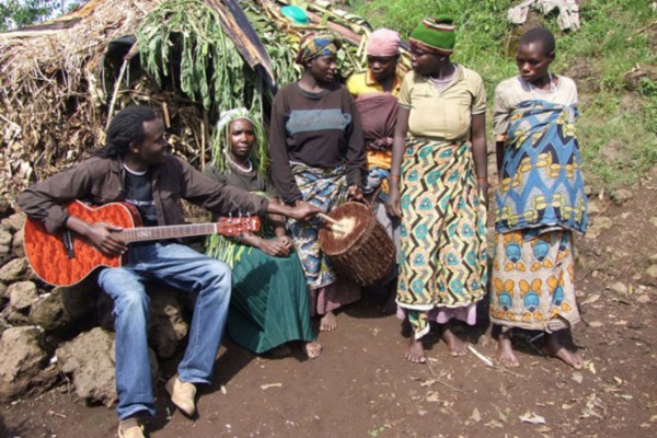 Winyo plays with Batwa singers from Mperwa group